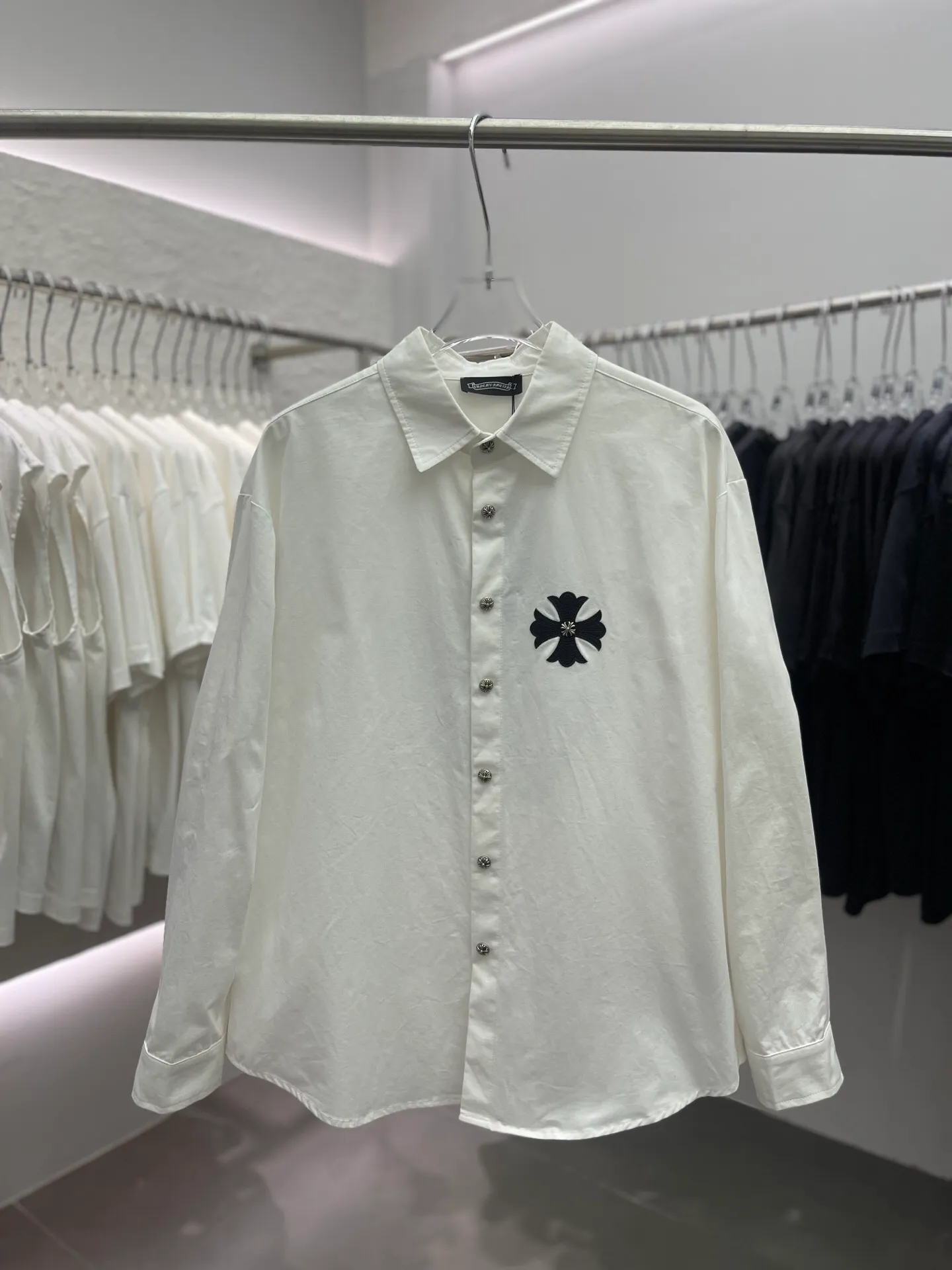 P500 💰Chrome Hearts leather cross leather embroidery shirt jacket! OS version can be worn by both men and women! The fabric is made of twill gauze cotton fabric! The texture is clear and smooth, not easy to wrinkle or fade! The embroidery process is complex and repetitive, and the requirements for the embroidery machine are very strict. The distance is always 45 centimeters! It won’t work if the spacing is too big, and it won’t work if it’s too small! The hardware is all carved and cast. This piece of clothing consumes a lot of material. More than 3 meters of material is used for one piece of clothing! After the garment is made, it needs to be fixed at high temperature, washed at a water temperature of more than 70 degrees, and softened by adding softener to make the upper body softer and smoother!   Color: black white Size: m-3xl Style number: 5878